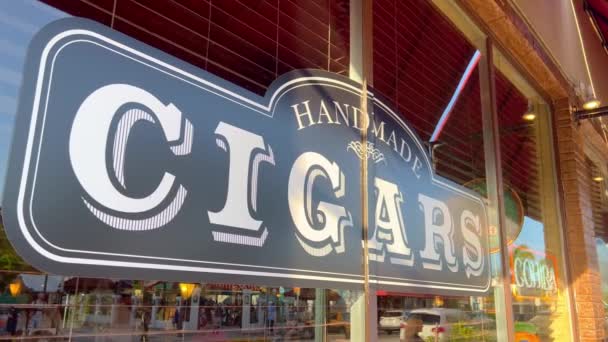 Fábrica de cigarros cubanos en Little Havana Calle Ocho - MIAMI, ESTADOS UNIDOS - 20 DE FEBRERO DE 2022 — Vídeo de stock