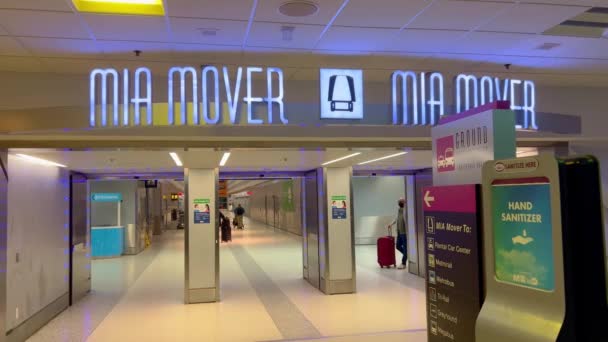 Mia Mover metrorail op Miami Airport - MIAMI, Verenigde Staten - FEBRUARI 20, 2022 — Stockvideo