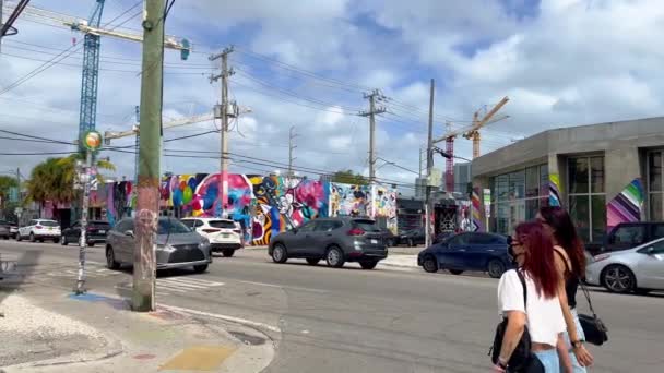 Promenade dans le quartier chic de Wynwood à Miami - MIAMI, ÉTATS-UNIS - 20 FÉVRIER 2022 — Video