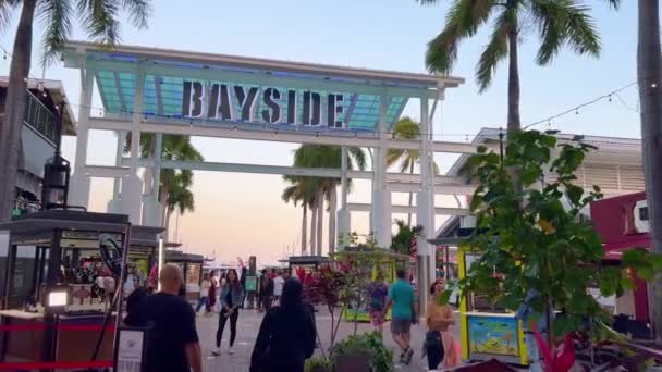 Entré till Bayside Marketplace Miami - MIAMI, FÖRENADE STATERNA - and RUARI 20, 2022 — Stockvideo