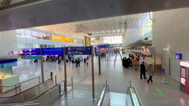 Check-in gebied op Frankfurt Airport Terminal 2 - FRANKFURT, DUITSLAND - FEBRUARI 13, 2022 — Stockvideo