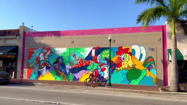 Pinturas murales hermosas en Little Havana Calle Ocho - MIAMI, ESTADOS UNIDOS - 20 DE FEBRERO DE 2022 — Vídeos de Stock