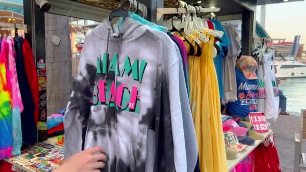 Boutique de souvenirs Bayside Marketplace Miami - MIAMI, ÉTATS-UNIS - 20 FÉVRIER 2022 — Video
