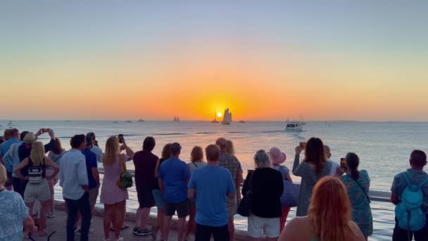 Toeristen kijken naar de zonsondergang op Key West - KEY WEST, Verenigde Staten - FEBRUARI 20, 2022 — Stockvideo