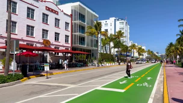 Ocean Drive at Miami Beach on a sunny day - MIAMI, UNITED STATES - FEBRUARY 20, 2022 — Stock Video
