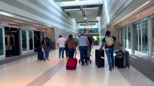 Pasajeros en el Aeropuerto Internacional de Miami MIA - MIAMI, ESTADOS UNIDOS - 20 DE FEBRERO DE 2022 — Vídeo de stock