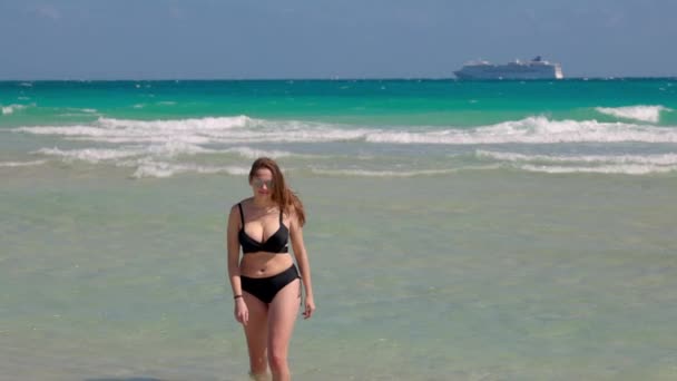 Ung vacker kvinna i bikini på Miami Beach en blåsig dag — Stockvideo