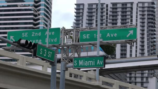 Уличная вывеска Miami Avenue и Metrorail Car в центре Майами — стоковое видео