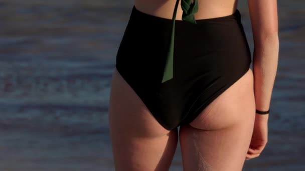 Прекрасна молода жінка в купальнику на пляжі Кі-Уест. — стокове відео