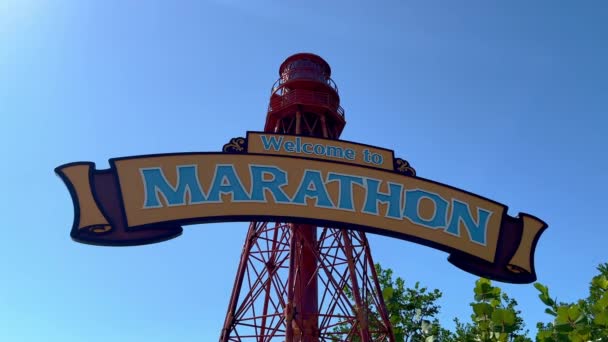 Señal de bienvenida de la Ciudad de Maratón en los Cayos de Florida - ISLAMORADA, ESTADOS UNIDOS - 20 DE FEBRERO DE 2022 — Vídeos de Stock