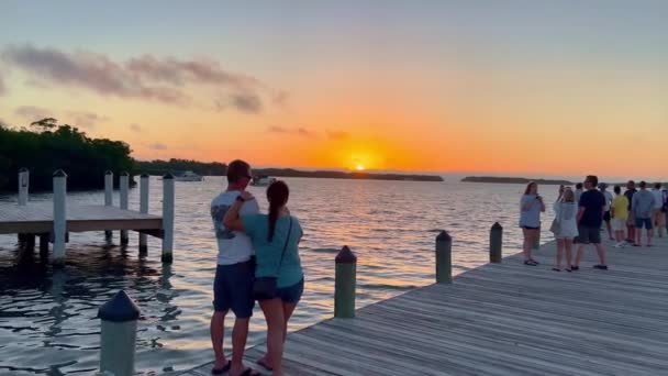 Grote zonsondergang pier op Islamorada - de World Wide Sportsman - ISLAMORADA, Verenigde Staten - FEBRUARI 20, 2022 — Stockvideo