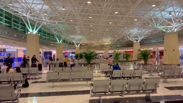 Aluguer de automóveis no Aeroporto de Miami - MIAMI, ESTADOS UNIDOS - FEVEREIRO 20, 2022 — Vídeo de Stock