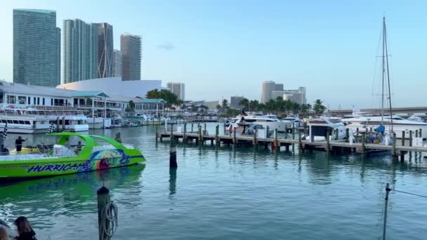 Fartbåtsturer på Bayside Marketplace Miami - MIAMI, FÖRENADE STATERNA - and RUARI 20, 2022 — Stockvideo