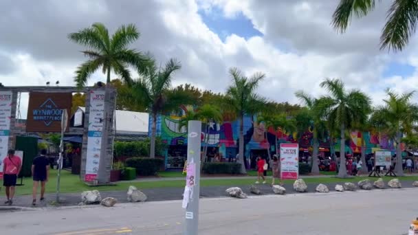 Wynwood Market Place est un endroit idéal pour se détendre en regardant l'art moderne - MIAMI, ÉTATS-UNIS - 20 FÉVRIER 2022 — Video