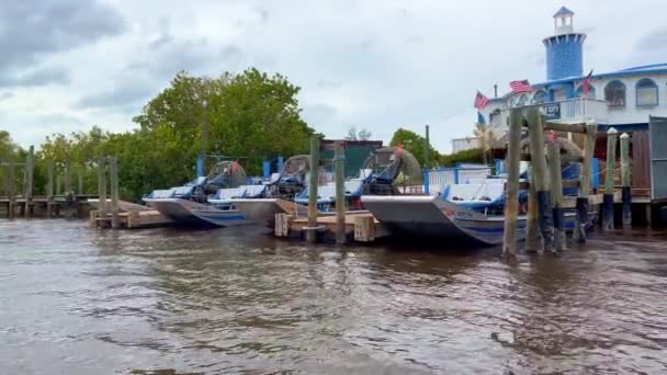 De Airboat tours in de Everglades zijn toeristische hoogtepunt in Florida - EVERGLADES CITY, VERENIGDE STATEN - FEBRUARI 20, 2022 — Stockvideo