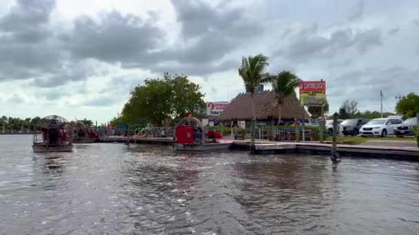 Wycieczki statkiem powietrznym w Everglades są atrakcją turystyczną na Florydzie - EVERGLADES CITY, Stany Zjednoczone - LUTY 20, 2022 — Wideo stockowe