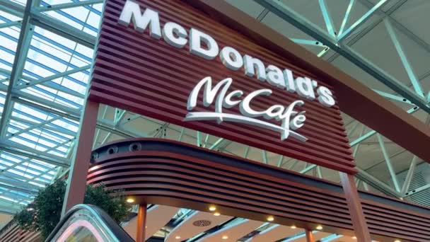 Frankfurt Havaalanı 'ndaki Mc Donalds ve Mc Cafe - FRANKFURT, GERMANY - 13 Şubat 2022 — Stok video