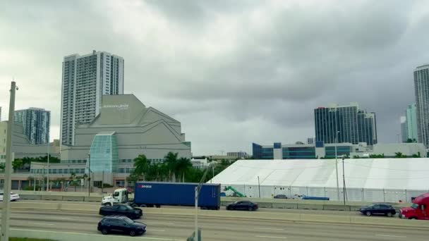 Adrienne Arsht Center in Miami - MIAMI, UNITED STATES - FEBRUARY 20, 2022 — Stock Video