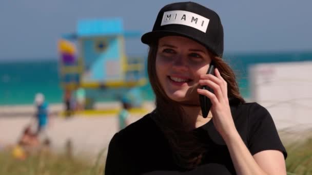 Jolie femme à Miami Beach prend un appel téléphonique à South Beach — Video