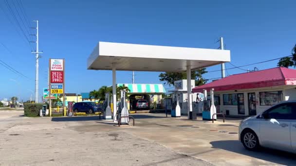 Stacja benzynowa na Florydzie - ISLAMORADA, Stany Zjednoczone - LUTY 20, 2022 — Wideo stockowe