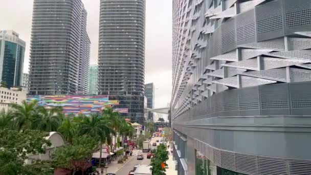 Miami Downtown in het Brickell district - MIAMI, Verenigde Staten - FEBRUARI 20, 2022 — Stockvideo