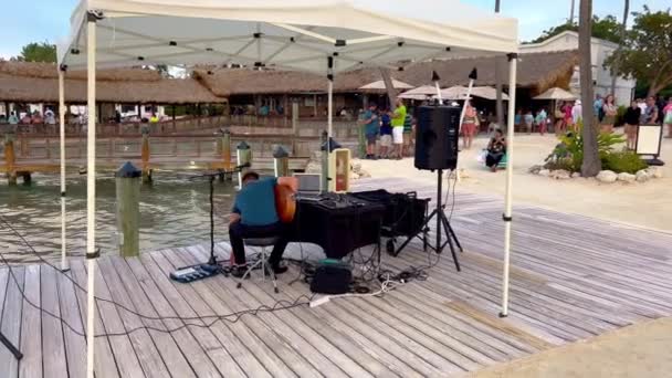 Bayside Marina sur Islamorada est un endroit populaire pour se détendre et profiter du coucher du soleil - ISLAMORADA, ÉTATS-UNIS - 20 FÉVRIER 2022 — Video