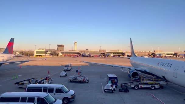 Flygplan tillhörande Delta Airlines vid gaten redo för ombordstigning - ATLANTA, FÖRENADE STATERNA - and RUARI 13, 2022 — Stockvideo