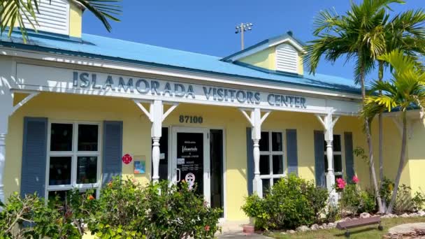 Islamorada Visitors Center on the Florida Keys - ISLAMORADA, SPOJENÉ STÁTY - FEBRUARY 20, 2022 — Stock video