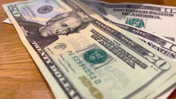 Πετώντας χαρτονομίσματα του δολαρίου σε ένα τραπέζι - κοντινό πλάνο - MIAMI, Ηνωμένες Πολιτείες - 20 Φεβρουαρίου 2022 — Αρχείο Βίντεο