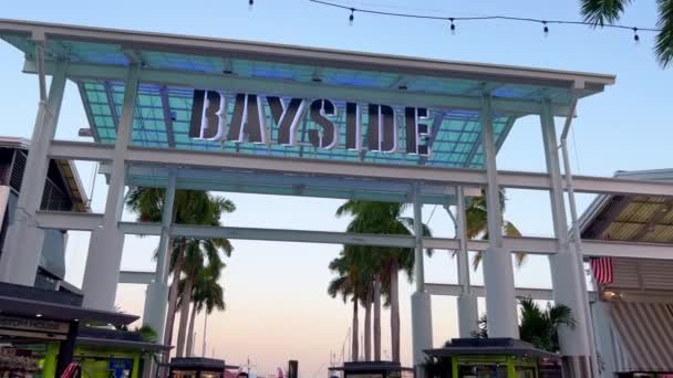 Populaire Bayside Marketplace in Downtown Miami - MIAMI, Verenigde Staten - FEBRUARI 20, 2022 — Stockvideo