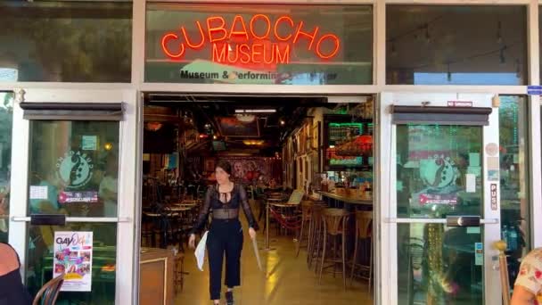 Bar cubano en Little Havana Calle Ocho - MIAMI, ESTADOS UNIDOS - 20 DE FEBRERO DE 2022 — Vídeos de Stock