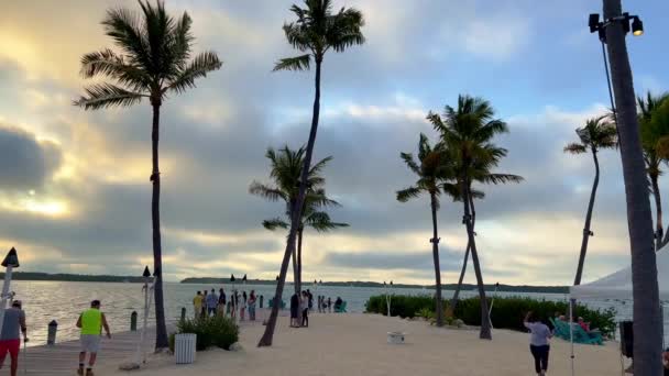 Increíble paisaje en el muelle del Espectador Mundial en Islamorada - ISLAMORADA, ESTADOS UNIDOS - 20 DE FEBRERO DE 2022 — Vídeos de Stock