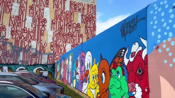 Pinturas coloridas arte moderna no distrito de Wynwood em Miami - MIAMI, ESTADOS UNIDOS - FEVEREIRO 20, 2022 — Vídeo de Stock