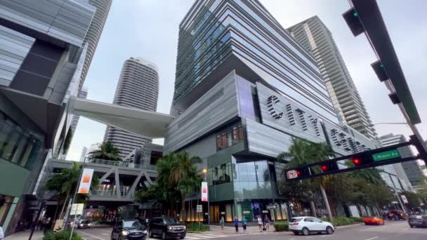 Moderní architektura v centru Miami v okrese Brickell - MIAMI, UNITED STATES - FEBRUARY 20, 2022 — Stock video
