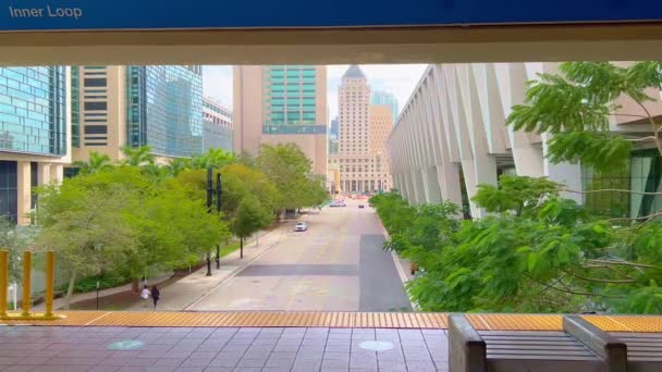 Metrorail Metromover i Miami Downtown - MIAMI, FÖRENADE STATERNA - and RUARI 20, 2022 — Stockvideo