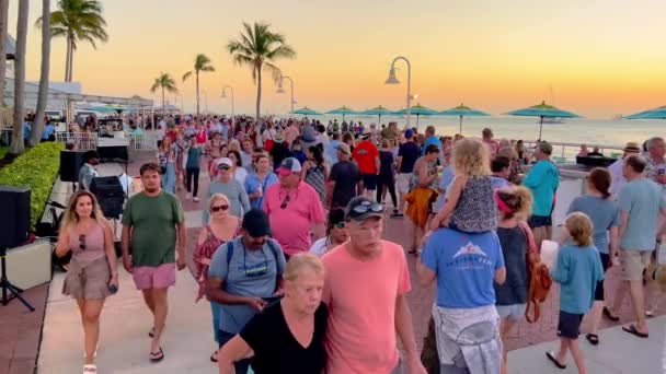 Famoso Sunset Pier em Key West é um lugar movimentado todas as noites - CHAVE WEST, ESTADOS UNIDOS - FEVEREIRO 20, 2022 — Vídeo de Stock