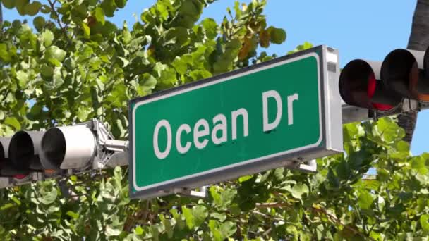 Berühmter Ocean Drive am Miami Beach South Beach — Stockvideo