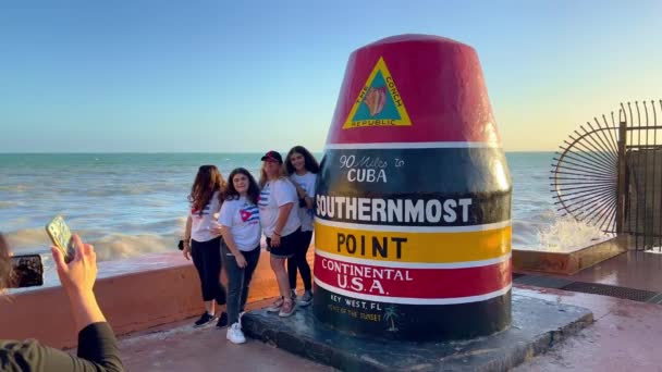 Zuidelijkste punt op Key West is een populaire hotspot voor foto 's - KEY WEST, VERENIGDE STATEN - FEBRUARI 20, 2022 — Stockvideo