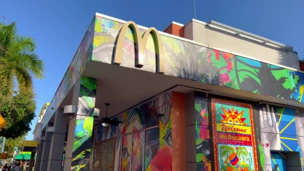 Restaurangen Mc Donalds på Little Havana Calle Ocho - MIAMI, FÖRENADE STATERNA - and RUARI 20, 2022 — Stockvideo