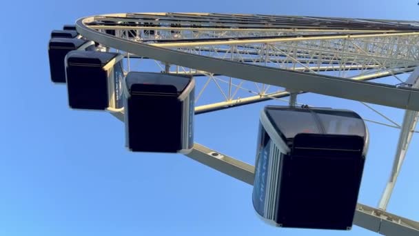 Sky view Ferris Wheel at Bayside Marketplace Miami - MIAMI, FÖRENADE STATERNA - ΦRUARI 20, 2022 — Stockvideo