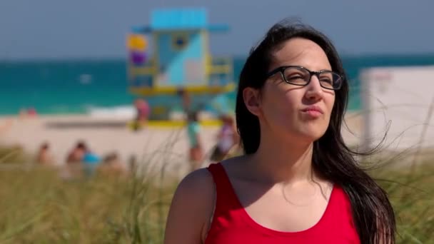 Όμορφη γυναίκα στο Miami Beach απολαμβάνοντας τις καλοκαιρινές διακοπές — Αρχείο Βίντεο