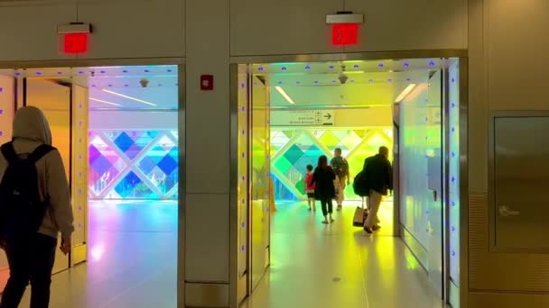As famosas janelas coloridas do Aeroporto de Miami - MIAMI, ESTADOS UNIDOS - FEVEREIRO 20, 2022 — Vídeo de Stock