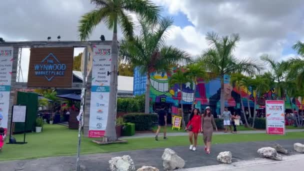 Wynwood Market Place is a great place to relax watching modern art - MIAMI, UNITED STATES - FEBRUARY 20, 2022 — Stock Video