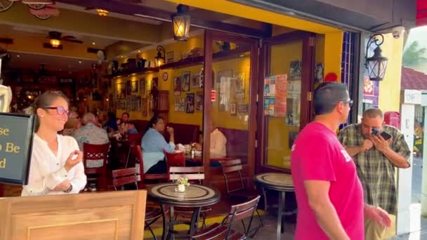 Bar e restaurante cubano no Little Havana Calle Ocho - MIAMI, ESTADOS UNIDOS - FEVEREIRO 20, 2022 — Vídeo de Stock