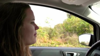 Genç kadın araba kullanıyor. Yakın çekim.