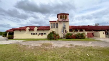 Everglades City 'de terk edilmiş eski bir restoran - Her GLADES Şehri, Birleşik Devletler - 20 Şubat 2022