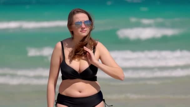 Mladá žena si užívá slunce na Miami Beach — Stock video