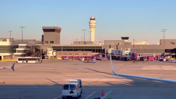 Aeroporto Internacional de Hartsfield-Jackson Atlanta - ATLANTA, ESTADOS UNIDOS - FEVEREIRO 13, 2022 — Vídeo de Stock