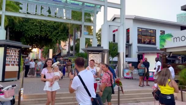 Bayside Marketplace in Miami is very busy and popular - MIAMI, UNITED STATES - 20 февраля 2022 — стоковое видео