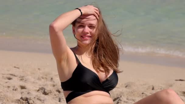 Насолоджуюсь літньою відпусткою на пляжі Маямі. — стокове відео